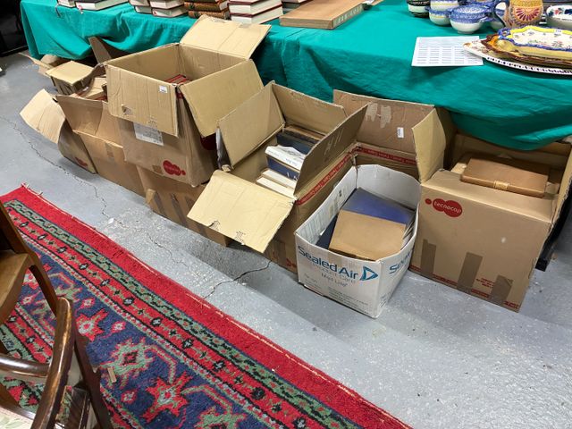 Important lot de livres divers. 12 cartons 