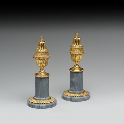 Paire de cassolettes formant flambeaux en bronze doré et mar… - Photo 1