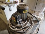 une machine posée sur une table