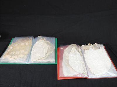 trois sachets de tortillas posés sur une table noire