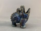 une petite figurine d'éléphant posée sur une table