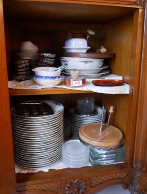 un placard rempli d'assiettes et de bols