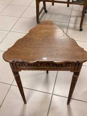 une petite table en bois avec un plateau en bois, posée sur un sol carrelé