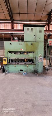 une photo d'une grosse machine dans un entrepôt