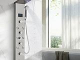 une douche située dans la salle de bains et équipée d'une pomme de douche