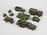 de nombreux véhicules militaires et camions miniatures posés sur une surface blanche