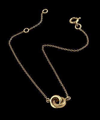 un collier plaqué or orné d'un motif circulaire sur une chaîne