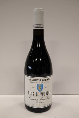 la bouteille de vin rouge est posée sur la table