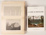 un livre ouvert posé sur une table, à côté d'une photo représentant une maison