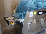 une machine placée au milieu d'une pièce