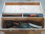 une boîte en bois contenant plusieurs paires de chaussures