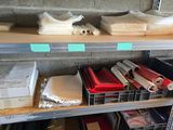 une étagère sur laquelle sont disposés de nombreux types de documents différents