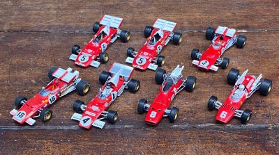 beaucoup de petites voitures de course sur une table en bois