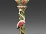 l'image d'un vase sur lequel se trouvent un oiseau et des fleurs