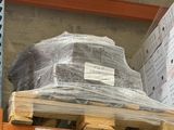 une palette chargée de nombreux cartons dans un entrepôt