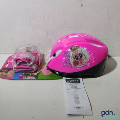 un casque rose orné d'une image de chien
