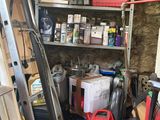 une échelle appuyée contre un mur dans un garage