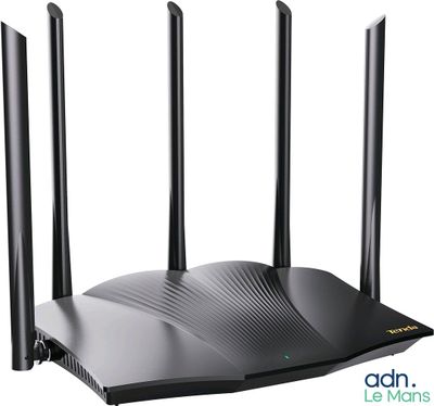 un gros plan d'un routeur équipé de quatre antennes