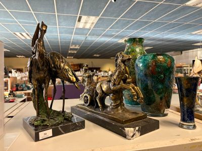 de nombreux vases et statues posés sur une table dans un magasin