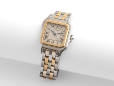 une image d'une montre-bracelet de femme sur une surface blanche