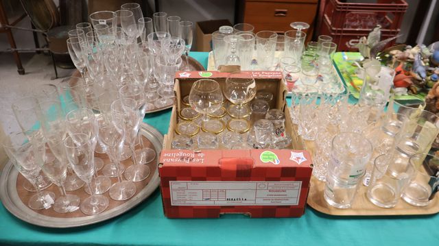 Important lot de verres dépareillés (whisky, à cerise, flûtes, co...
