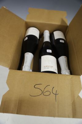 trois bouteilles de vin dans un coffret sur une table