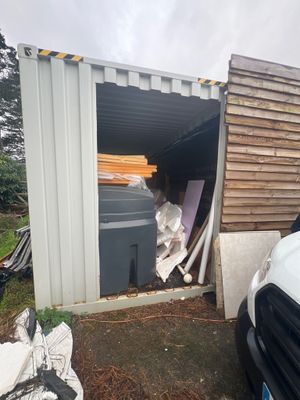 un camion blanc garé devant un bâtiment