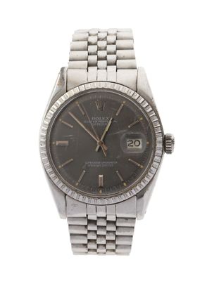 un gros plan d'une montre sur un fond blanc avec un fond blanc