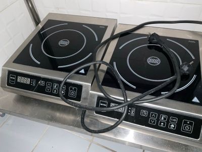 deux brûleurs situés sur le dessus d'une cuisinière