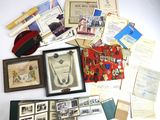 beaucoup de vieux objets militaires sur la table