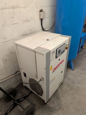 une machine qui se trouve à côté d'un réservoir bleu