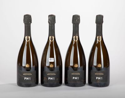 trois bouteilles de champagne posées côte à côte sur une table