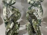 Voici deux statues d'oiseaux perchés sur une branche d'arbre