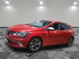 Une voiture rouge est garée sur un sol carrelé à damier.