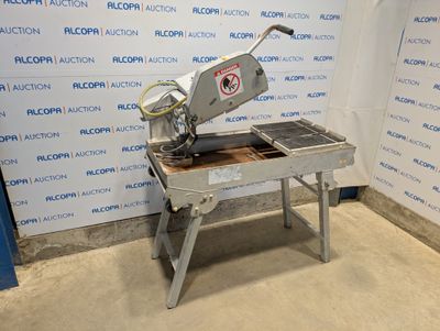 a machine that is sitting on a table in front of a wall