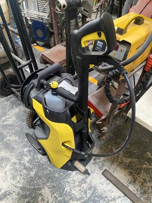 une photo d'une machine jaune et noire dans un garage