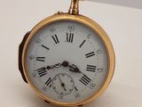 une montre de poche en or avec des chiffres romains