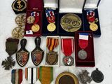 de nombreuses médailles exposées dans une vitrine