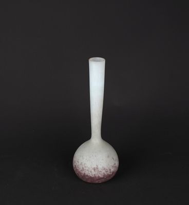 un vase blanc posé sur une surface noire