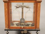 une horloge posée sur une table