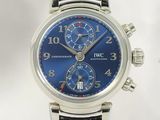 gros plan d'une montre-bracelet avec un cadran bleu