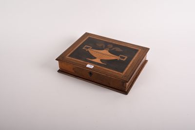 une image représentant une boîte en bois sur laquelle figure l'illustration d'un vase