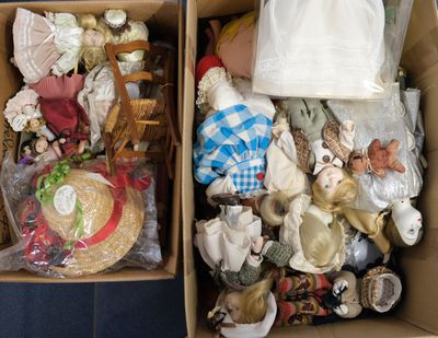 Lot de poupées modernes et divers (deux cartons).
