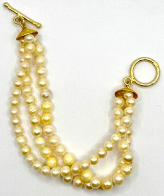 Collier à trois rangs de perles avec fermoir en or