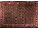 un tapis avec une bordure rouge et une bordure bleue