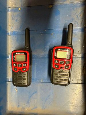 Deux talkies-walkies Motorola sont posés sur un plateau bleu.