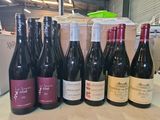 plusieurs bouteilles de vin sont alignées sur une table