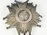 une image représentant une médaille d'argent surmontée d'une couronne