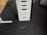 une image représentant un bureau sur lequel se trouve un ordinateur
