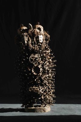 une photo d'une sculpture en bois et en métal